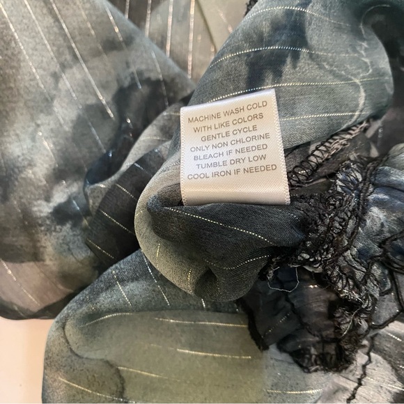 ⭐️ Maurices gray & black sheer top size medium - Picture 6 of 7